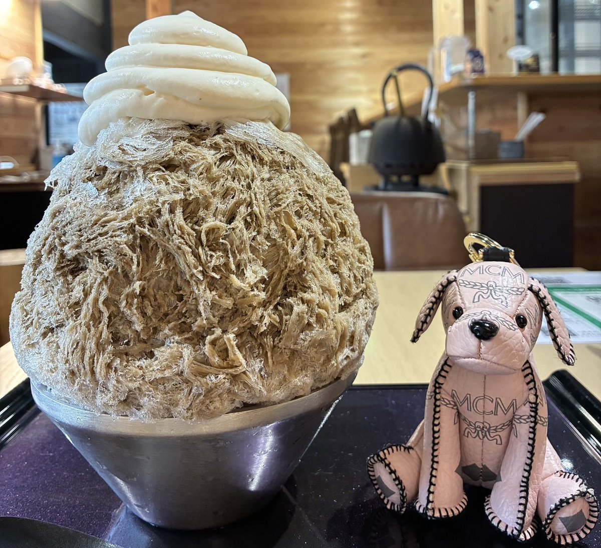 void0520's tweet photo. 今日は、ほうじ茶ハニーみるく。
わたし、ほうじ茶にハマってるのかも！？
サッパリ系かと思いきや、しっかりと甘い。
濃さは丁度良い感じ。
ふわっとエスプーマが優しくて、癒された。
美味しかった。
今年も半分終わり。
早いなぁ。

#かき氷
#ほうじ茶ハニーみるく
#これがかき氷
#川越
@korekaki https://t.co/oInN1rZzZy