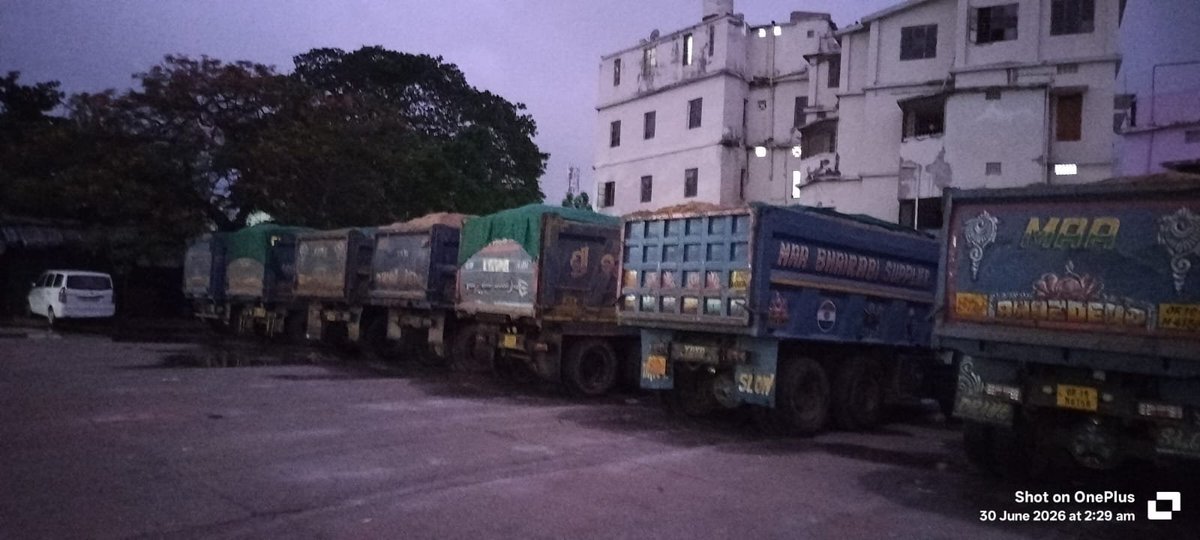 KatakaDM's tweet photo. 10 Hywas carrying sand have been seized by Kataka Sadar Tahasil. Strict enforcement against illegal sand transportation continues.
@CMO_Odisha @SecyChief @IPR_Odisha @rdmodisha @MinesOdisha
 #Cuttack #IllegalMining https://t.co/0n4AP2igy6