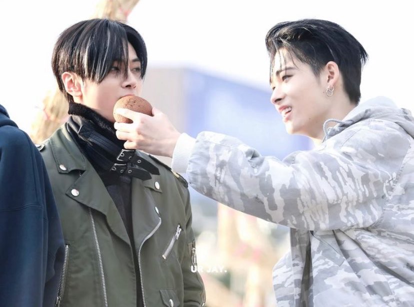 Foreverikis's tweet photo. 🐥: “thank you for always thinking about the members and taking care of us even behind the scenes.”

🐈‍⬛: “You’re already tall enough, no more growing. Always be happy, my little brother.” 

WHAT IF I CRY 😭😭😭 https://t.co/WtjWEGu3hl