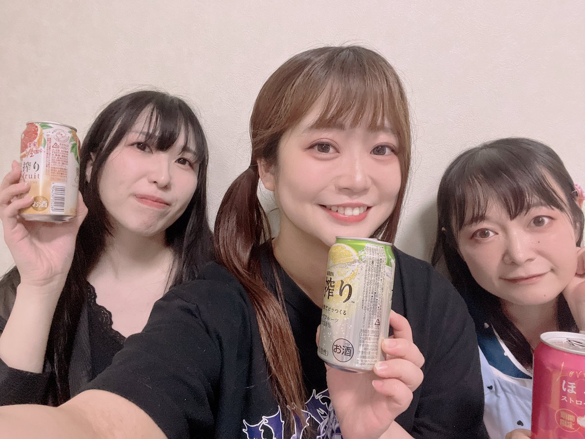 Happyfull2501's tweet photo. 昨日は酔ってけてけ亭ありがとうございました🎀珍しいおやつ会🍪✨
ゆりりんさんの持ってきてくれたスコーンもおいしかった🥰
たくさんのご視聴、応援ありがとうございました！！
次回は7/15(水)！
ゲストは榊音結依さんと有佐美ひよりさん！ひよりんさんははるるん家初めてです！お楽しみに！！🏠 https://t.co/pp4o3VrFY9