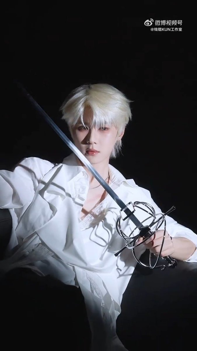 dailykunxd's tweet photo. The absolute contrast 🤩

#Kun is gearing up to release his second solo single

#쿤 #钱锟  #クン #QIANKUN  
#WayV #威神V #웨이션브이 https://t.co/H0YUBuMrcq
