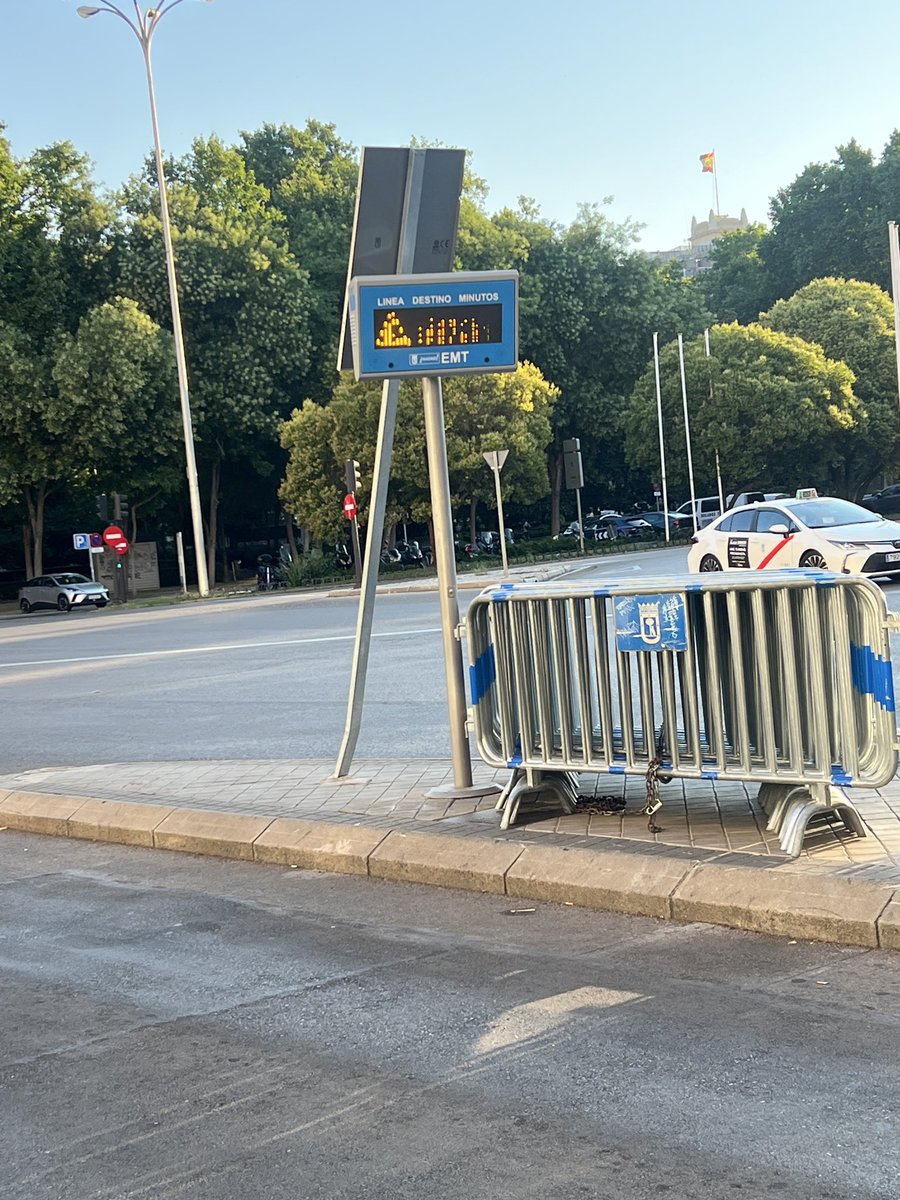 natsbc86's tweet photo. Desde hace diez días y hasta que se caiga. Plaza de Neptuno. Junto al ayuntamiento @MADRID @AlmeidaPP_ https://t.co/AIERbpQfF8
