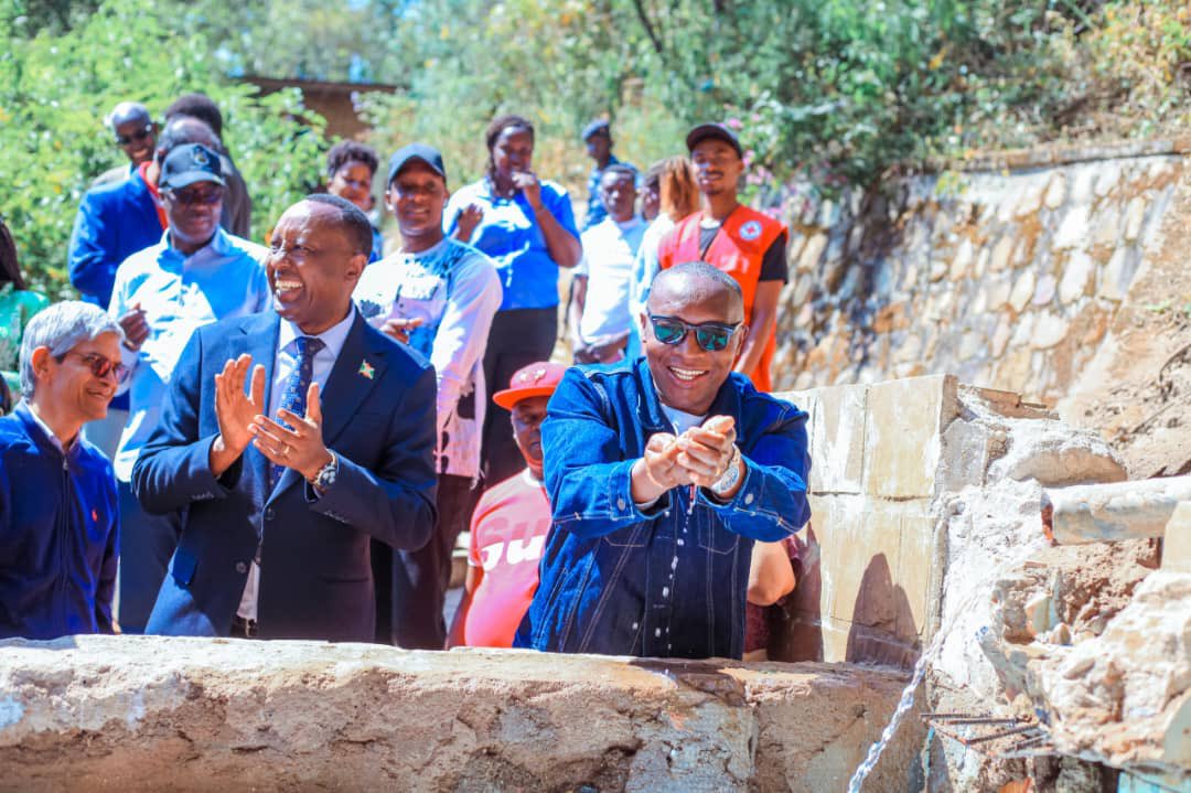 BwizaRadio's tweet photo. Umushikiranganji yasavye ko abarundi bofata iyambere mu guteza imbere ivyo bibanza,abafise imitahe baba abarundi canke abanyamahanga ,ngo bovugana na Reta kugira ngo ivyo bibanza bishirwemwo aho abantu baruhukira bagashobora kuronka n'ico bihereza.
@KwaNtare @MAEBurundi / #RTBB https://t.co/xhMmfPuCYX