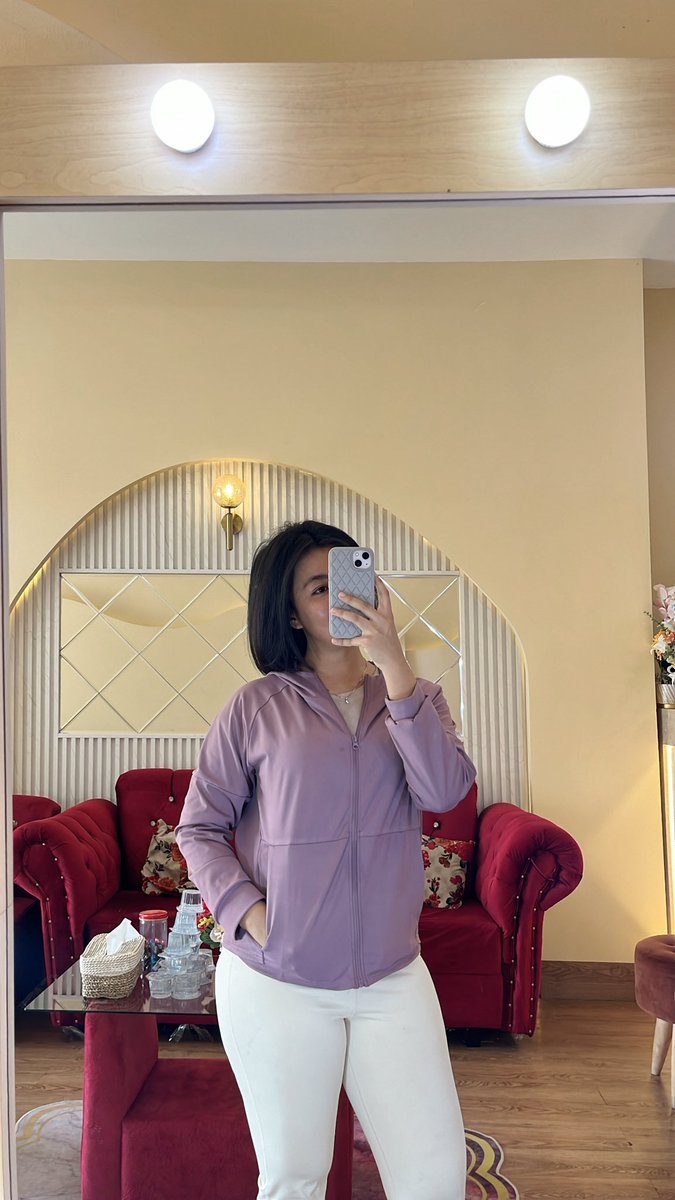 Varanishaaa's tweet photo. Beauty is pain, pulang gym langsung kontrol behelll 💅🏻 https://t.co/V09RYEvXUV