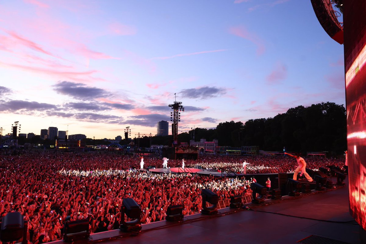 ChartUpdate_'s tweet photo. ATEEZ delivered a spectacular headline performance at BST Hyde Park, captivating a massive crowd with an incredible show. https://t.co/FyRTlQ4JuL