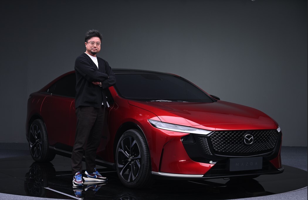 Mazda_PR's tweet photo. ◇マツダミュージアム～8月土曜日特別開館のご案内～◇
8/1(土)に、夏休み特別企画として、お子様が楽しめる体験参加型企画を各種実施します！

「MAZDA 6e/MAZDA EZ-6 ワールド・カー・デザイン・オブ・ザ・イヤー受賞」記念講演を開催✨

詳細はリプライ欄をご覧ください⬇️ https://t.co/mLEhSjcIZo