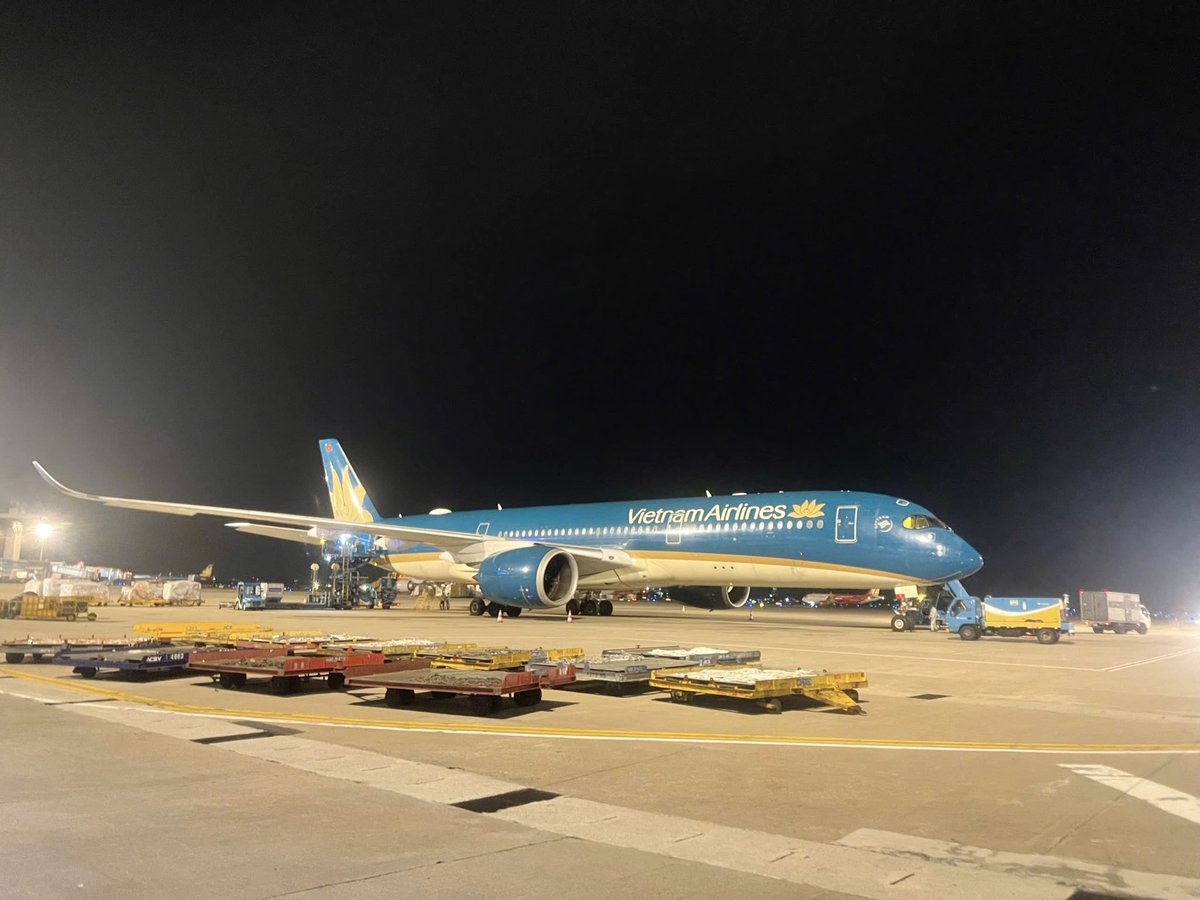 airplusnews's tweet photo. 🔴 Séismes Venezuela

Le deuxième vol spécial de Vietnam Airlines a décollé d’Hanoï transportant 46,8 tonnes supplémentaires de fret d'aide humanitaire et d'équipements de secours.

Le vol est opéré par un Airbus A350 avec un équipage de 15 personnes, et il fera escale à Paris. https://t.co/xYff4osCtY
