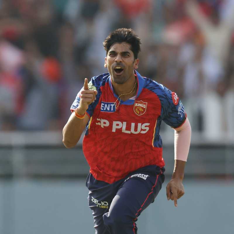 erbmjha's tweet photo. 🚨SHOCKING: An employee has alleged that cricketer Shashank Singh, who plays for Punjab Kings, along with his father and their driver, assaulted him. According to the victim, Shashank Singh’s sister also arrived at the scene and allegedly said, “Kill him.”

The employee further claimed that the family boasted that “even Kamal Nath had bowed before them” and that “even an SP used to sweep at their house.”
