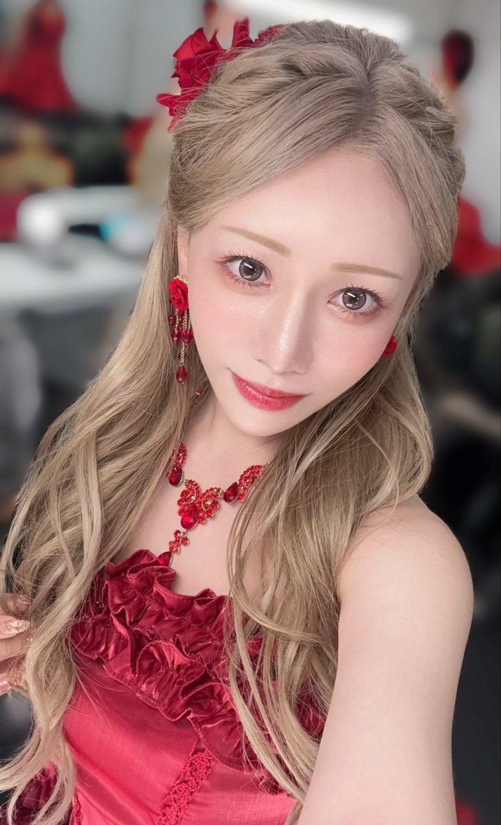 asamiLB's tweet photo. 🌹『TAKE IT ROSY！』🌹
この度もたくさん素敵なお衣装着させていただきました🥰ありがとうございました🤍🤍
全身はまたインスタに載せます💃✨
#及川光博 #ミッチー
#LOVEBITES #Asami https://t.co/yyRpnAYK0X