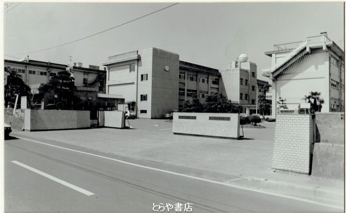 toraya310's tweet photo. 水戸市立常磐小学校。
県内の小学校では最も歴史がある小学校の一つで、明治6年の開校。
その当時は八幡町にあった。
昭和12年に現在地に移転。
この写真は明治時代のものと、昭和62年（1987年）の現在地のもの。
いまはもっと良くなっています。 https://t.co/3UUiSDdtF7