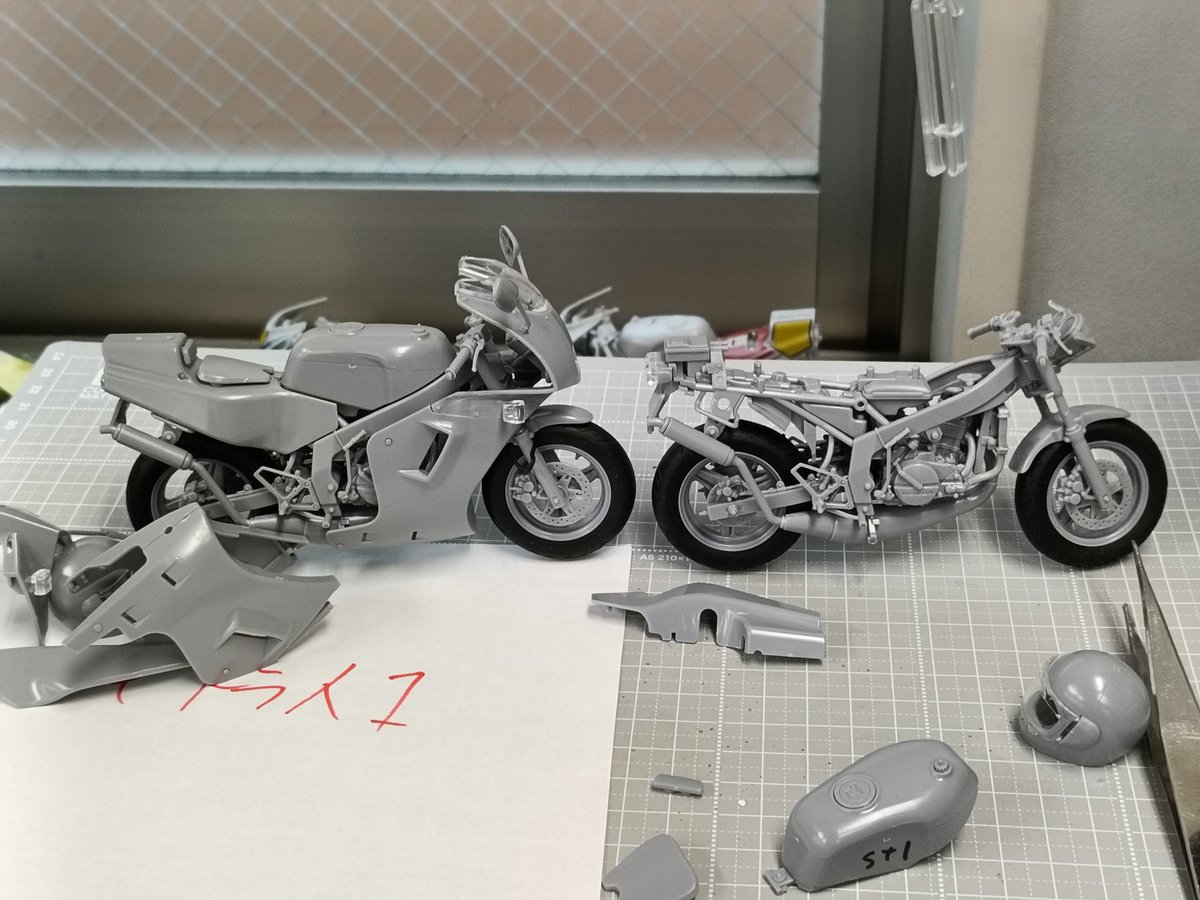 HJ80831183's tweet photo. 1/12 NSR50 プラモデルキット。諸々急ピッチで開発、営業中です。上手く行っている部分もあり、もう少し篏合を詰めたい部分もあり（時間は無い…）しばしお待ちください。＊画像は成型機試作の為グレーになってます。　＃NSR50 https://t.co/dhYtqM9UtO