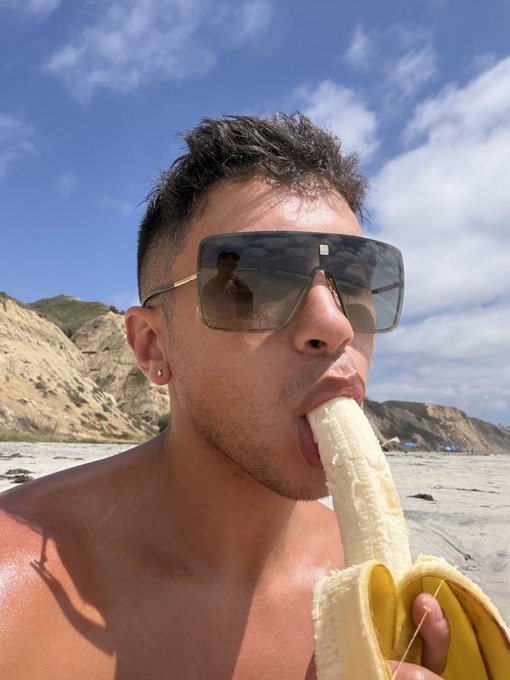 Ethan James - 2 pic. https://t.co/q6jfJEOG55