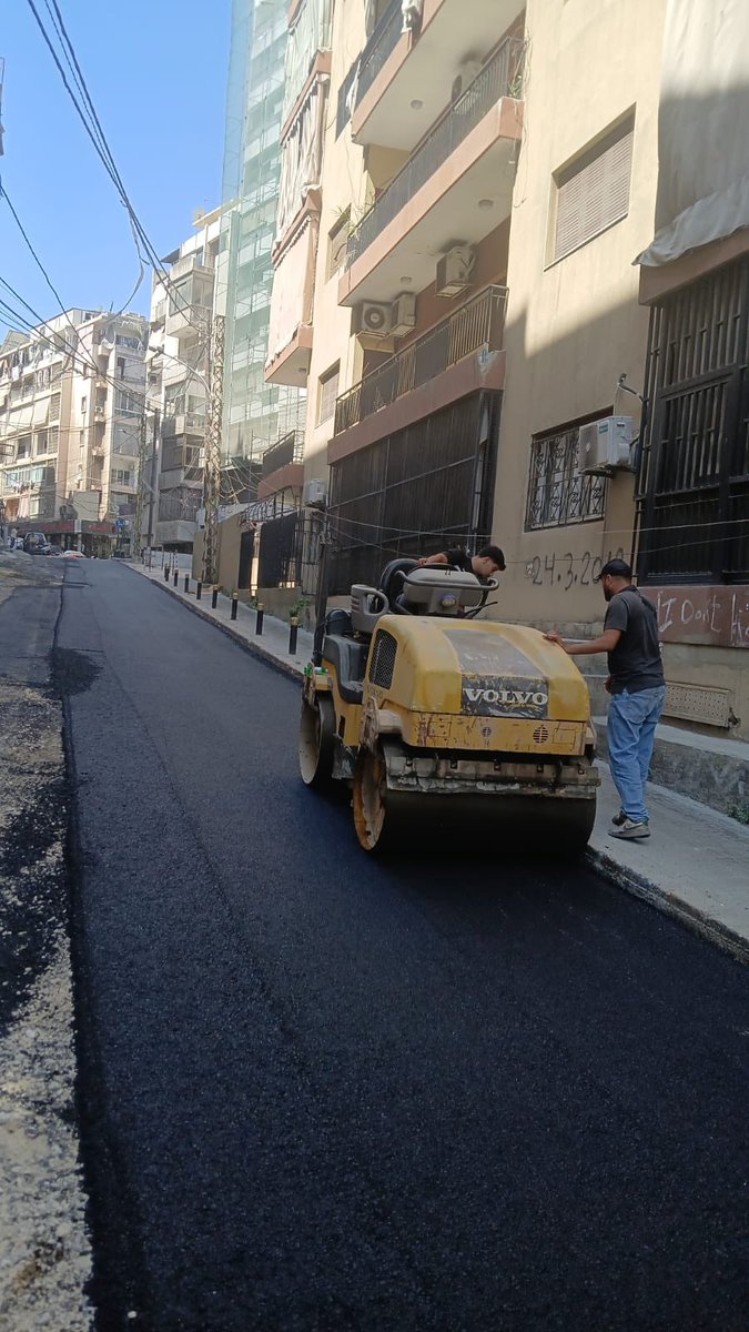 brahimzeidan's tweet photo. قمتُ بجولات تفقدية على أعمال التزفيت الجارية في عددٍ من مناطق العاصمة، للاطلاع على سير الأعمال ومتابعة تنفيذها، وذلك كحلّ مرحلي إلى حين استكمال التحضيرات اللازمة لإطلاق مناقصة شاملة على مستوى العاصمة لمعالجة هذا الملف بشكل متكامل. https://t.co/8nNr7lE3ve