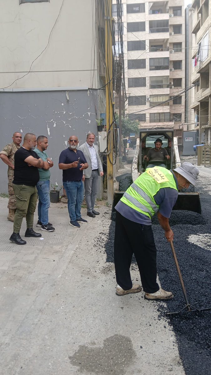 brahimzeidan's tweet photo. قمتُ بجولات تفقدية على أعمال التزفيت الجارية في عددٍ من مناطق العاصمة، للاطلاع على سير الأعمال ومتابعة تنفيذها، وذلك كحلّ مرحلي إلى حين استكمال التحضيرات اللازمة لإطلاق مناقصة شاملة على مستوى العاصمة لمعالجة هذا الملف بشكل متكامل. https://t.co/8nNr7lE3ve