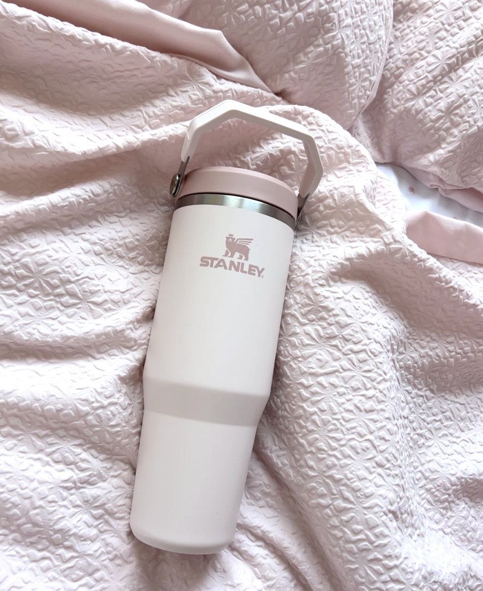 suffsun's tweet photo. ยอรอบุนเอ้บด่วน ❕ Stanley ice flow flip straw tumbler ขนาด 887 ml มีมาลดเพิ่ม + เอาสีอื่นมาลดด้วย หั่น27% 1020 free ems รับจำนวนจำกัด 🎀🧈、 https://t.co/0m4BaWoQmj