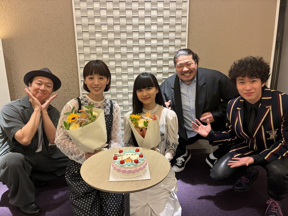 Shigatsu_yohaku's tweet photo. 🎂𝐇𝐀𝐏𝐏𝐘 𝐁𝐈𝐑𝐓𝐇𝐃𝐀𝐘🎂
・┈┈ 

バースデーケーキはビーバー🦫でした！
とっても可愛いケーキと
��っても可愛い集合写真もお届けします！
#夏帆  #山﨑七海 

◆7/2監督×SYOトークショー販売中
👉https://t.co/XtJNRXIDwE
┏　　　　　　　┓

　　四月の余白  

┗　　　　　  　  ┛  

#四月の余白
┈┈・ 
監督：#吉田恵輔
出演：#一ノ瀬ワタル／夏帆 #上阪隼人 ほか 
𝐍𝐎𝐖 𝐒𝐇𝐎𝐖𝐈𝐍𝐆