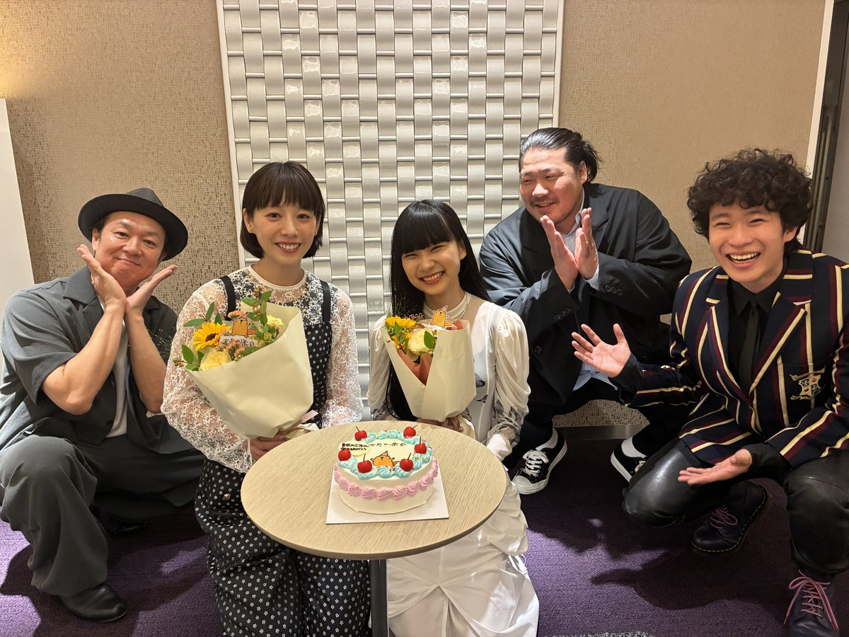 Shigatsu_yohaku's tweet photo. 🎂𝐇𝐀𝐏𝐏𝐘 𝐁𝐈𝐑𝐓𝐇𝐃𝐀𝐘🎂
・┈┈ 

バースデーケーキはビーバー🦫でした！
とっても可愛いケーキと
��っても可愛い集合写真もお届けします！
#夏帆  #山﨑七海 

◆7/2監督×SYOトークショー販売中
👉https://t.co/XtJNRXIDwE
┏　　　　　　　┓

　　四月の余白  

┗　　　　　  　  ┛  

#四月の余白
┈┈・ 
監督：#吉田恵輔
出演：#一ノ瀬ワタル／夏帆 #上阪隼人 ほか 
𝐍𝐎𝐖 𝐒𝐇𝐎𝐖𝐈𝐍𝐆