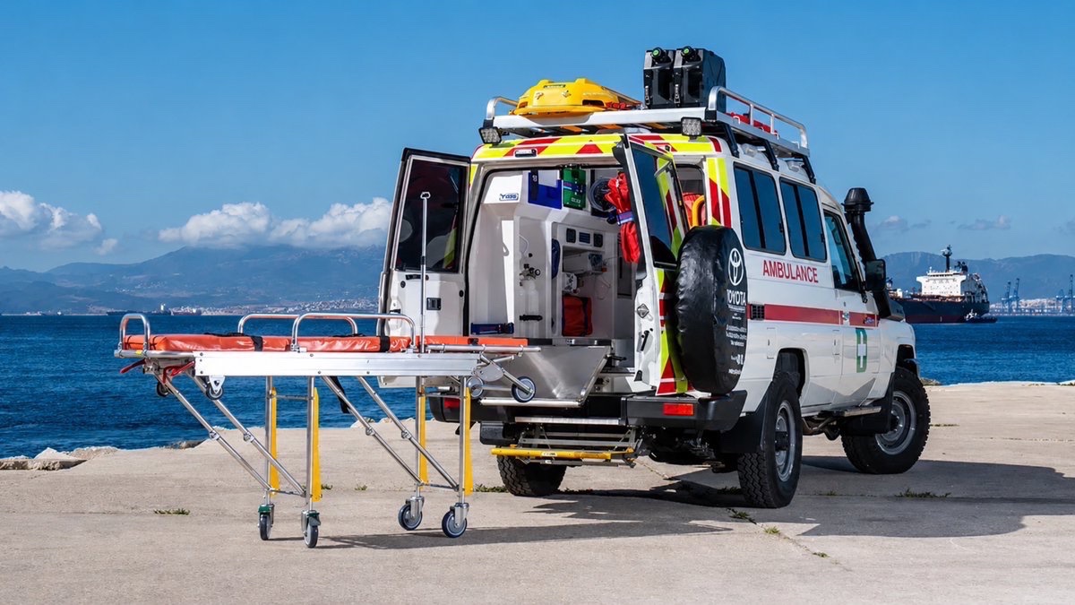 GRJ79K's tweet photo. 🚑💨 I like the mirrored "AMBULANCE".😎👍
#Toyota #LandCruiser78
#Troopy #TroopCarrier #Ambulanc https://t.co/ZjVxgOsJ5Q