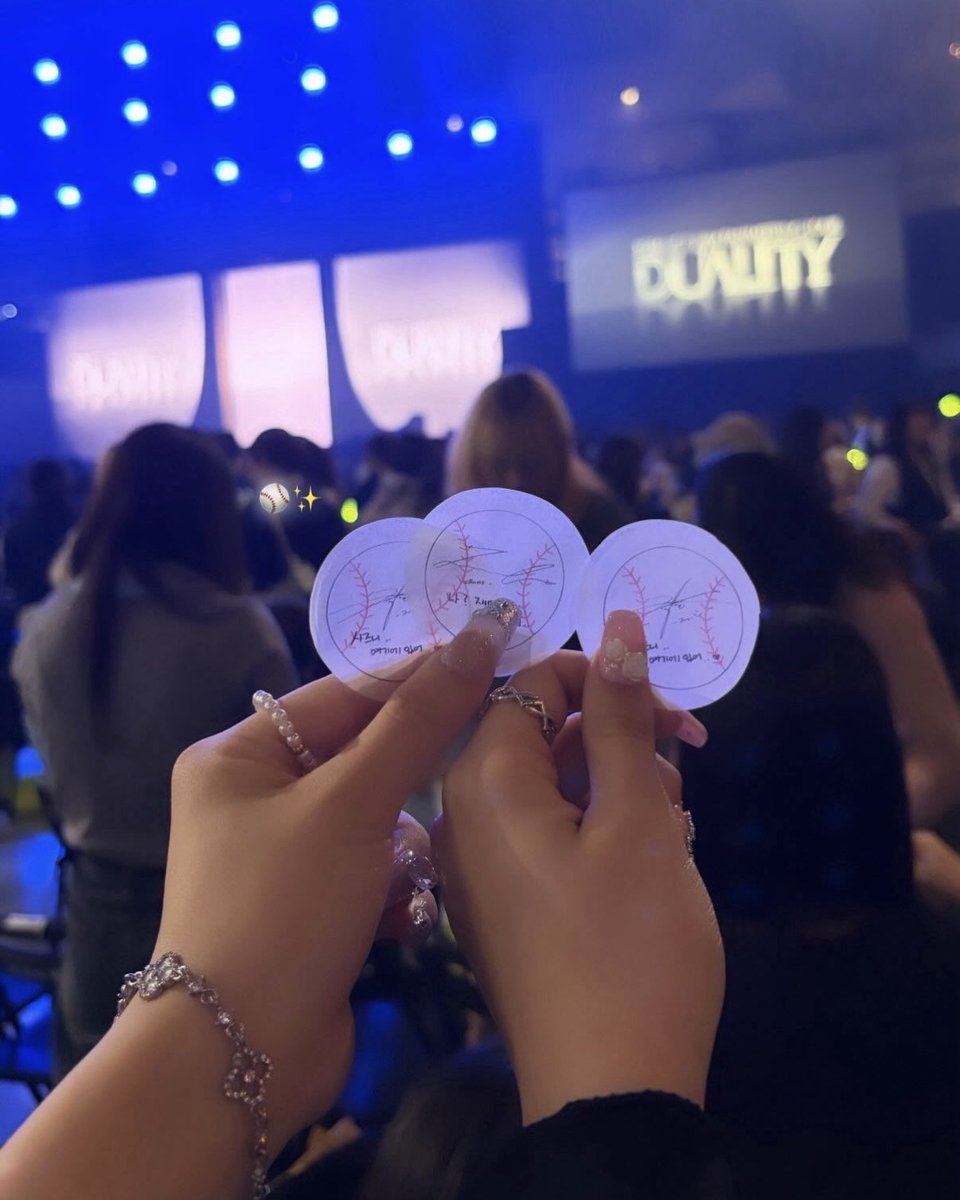 dreamiesea's tweet photo. Confettinya fix samaan next jkt semoga ada juga yang standing aku nitip pls day 2 🙏🏻 ctto

Korea                           Japan https://t.co/ZvgAN563vJ