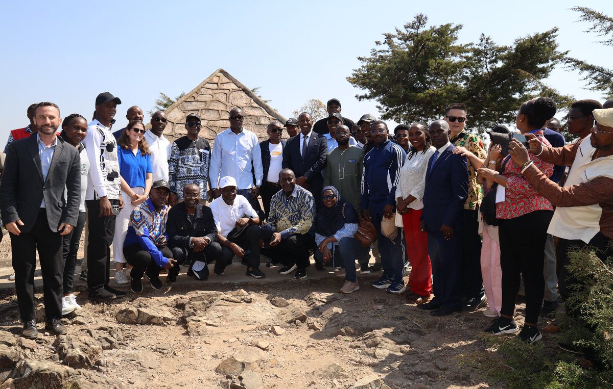 MAEBurundi's tweet photo. La délégation s'est ensuite rendue à la Source du Nil, située dans la commune de Matana. Considérée comme la source la plus méridionale du Nil Blanc, ce site historique fut découvert par l'explorateur allemand Burkhart Waldecker. Les diplomates ont également visité la pyramide érigée par ce dernier pour immortaliser sa découverte de la Source du Nil, un monument qui attire chaque année de nombreux visiteurs.

Le périple s'est poursuivi aux chutes de Karera, où les visiteurs ont admiré une impressionnante chute d'eau de plus de 45 mètres de hauteur. À proximité, ils ont également contemplé un long pont suspendu dominant une vallée verdoyante, offrant un panorama exceptionnel sur la beauté naturelle de la région.

À l'issue de cette visite, le Ministre des Affaires Étrangères, de l'Intégration Régionale et de la Coopération au Développement, Son Excellence l'Ambassadeur Édouard BIZIMANA, a souligné l'importance de cette initiative. Selon lui, cette visite permet aux diplomates de découvrir les multiples atouts du Burundi afin qu'ils deviennent, à leur tour, des ambassadeurs de la destination Burundi à travers le monde.
@Edbiziman  @BurundiGov  @NtareHouse