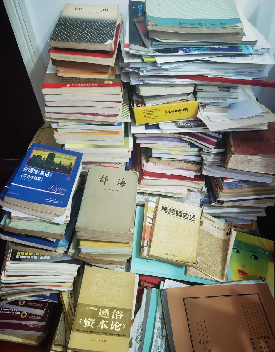 parzuchowscycom's tweet photo. Tackling clutter: sorted old books and clothes ready for donation in a neat box. https://t.co/fQt7QxRIox