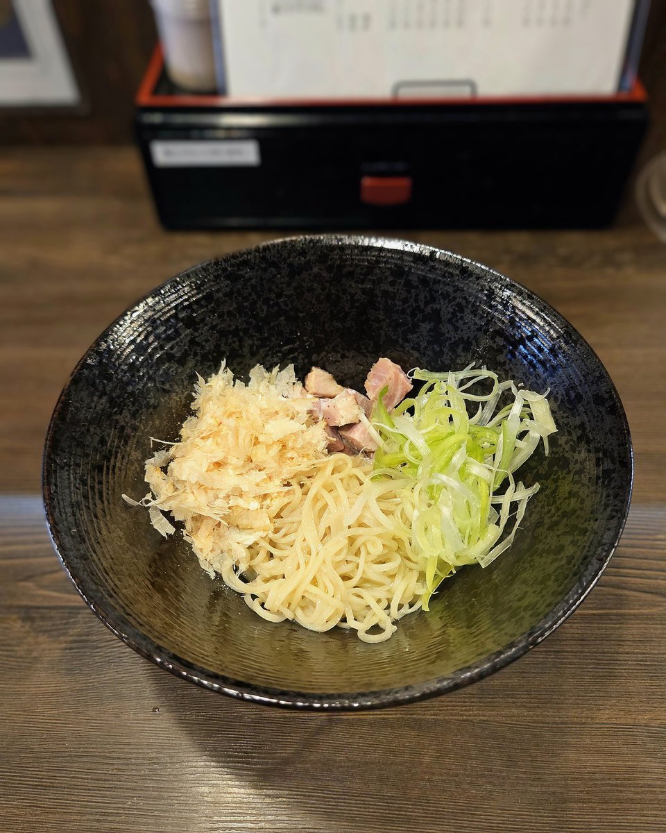 shutaka222's tweet photo. 結鶏麺
新生姜香る真鯵の冷やしそば
とりぶし玉ハーフ(冷)

シコシコ細麺にとろみのあるスープがよく絡む。鯵のマリネとスライス新生姜を始めとした具材を混ぜ合わせれば完璧調和されためちゃんこ美味い１杯に🥹
シンプルだがとりぶし玉も美味♪
ご馳走様でした😊 https://t.co/1KWQTq8DgC