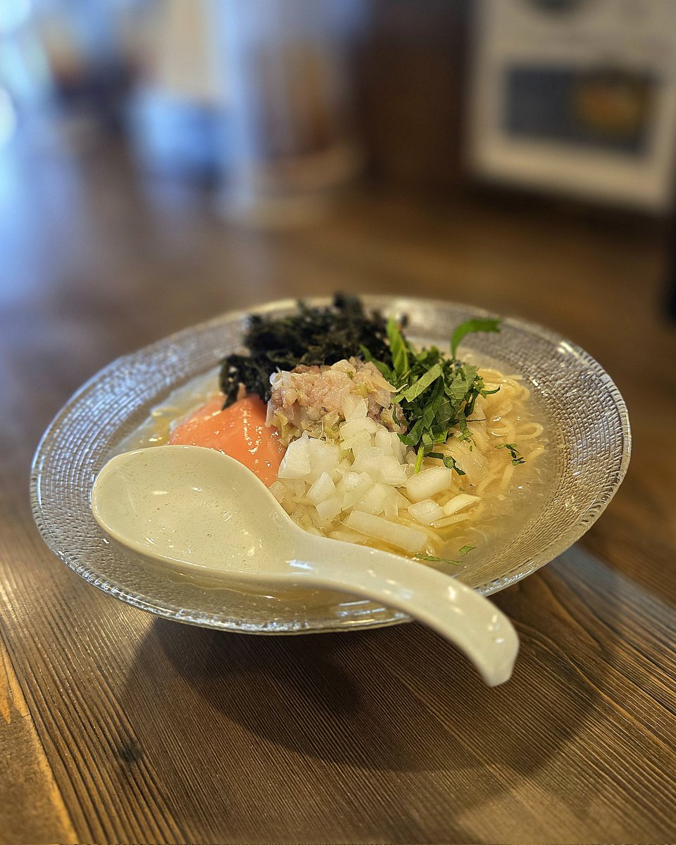 shutaka222's tweet photo. 結鶏麺
新生姜香る真鯵の冷やしそば
とりぶし玉ハーフ(冷)

シコシコ細麺にとろみのあるスープがよく絡む。鯵のマリネとスライス新生姜を始めとした具材を混ぜ合わせれば完璧調和されためちゃんこ美味い１杯に🥹
シンプルだがとりぶし玉も美味♪
ご馳走様でした😊 https://t.co/1KWQTq8DgC