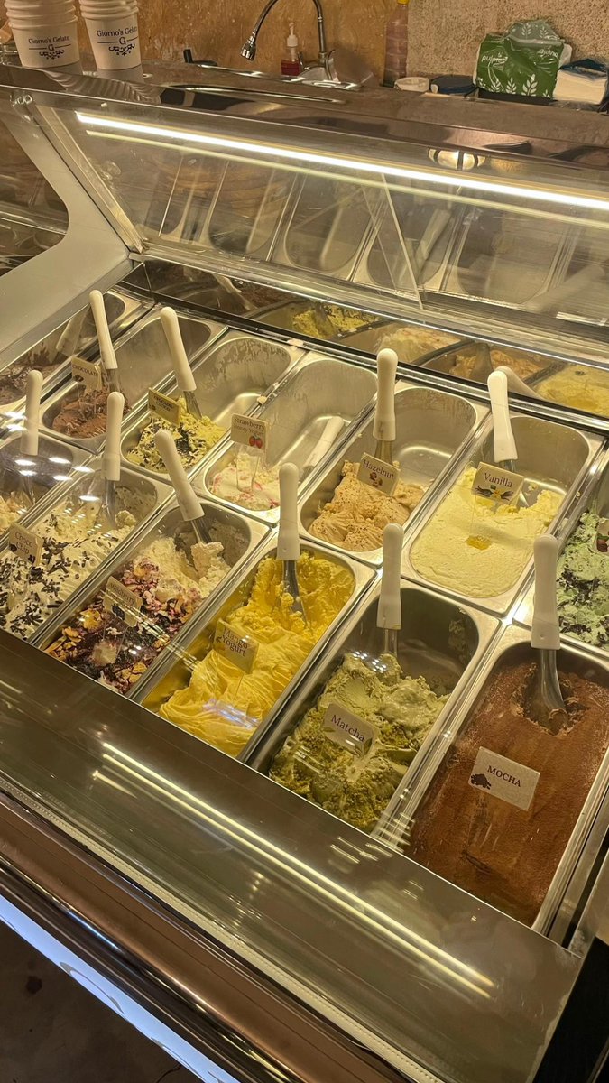 liogtttscrp's tweet photo. habis beli gelato, terus datang couple. si mbaknya langsung pesen 2 cup, semuanya size large. pas mau bayar, si cewek santai aja ngulurin tangan ke cowoknya.

👨🏻: "Aku tadi udah bilang uangku tinggal buat pulang doang... kok malah pesen dua? Jumbo lagi?"
👩🏻: "Tapi kamu kan laki-laki."

akhirnya tetap dibayar pakai uang si mbaknya 😭hbs itu mereka berdiri persis di samping gw. si cewek langsung ngambek dan ngomel-ngomel.