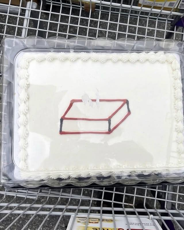 AcervoCharts's tweet photo. Mulher deu instruções claras para a decoração do bolo e mesmo assim a confeiteira errou. https://t.co/jXl3Ygdltn