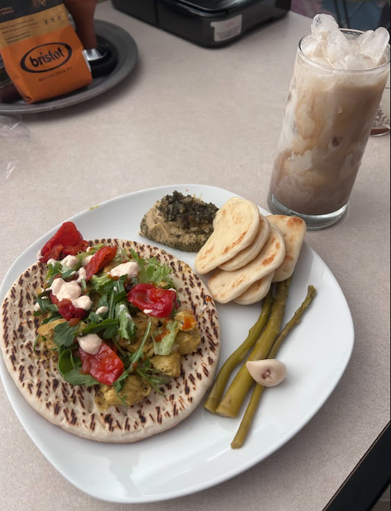 fckkaylaaa's tweet photo. if i offer you the first bite, that's basically flirting https://t.co/LSjbG6oM5X