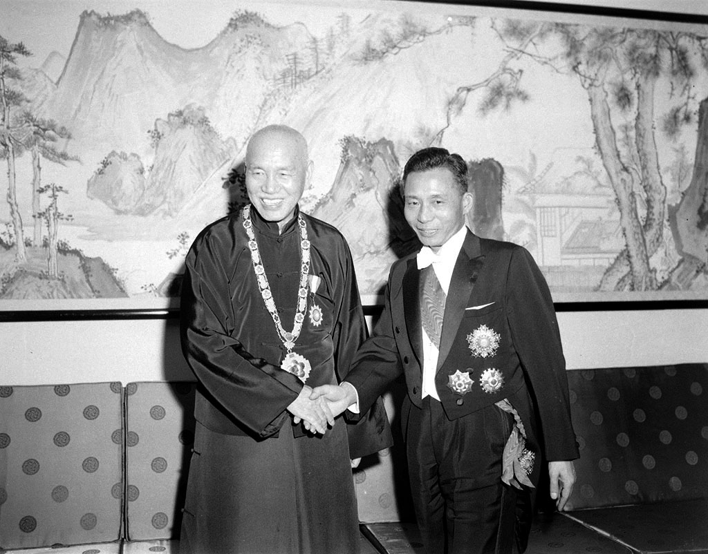 daikannewsJP's tweet photo. 1966年2月18日、中華民国を訪問し、蔣介石（しょうかいせき）総統と握手する朴正煕（パク・チョンヒ）大統領。友好国を訪問した際の首脳間勲章交換の慣例に従い、蔣介石総統は韓国の「無窮花大勲章」を、朴正煕大統領は中華民国の「采玉大勲章」を佩用している姿である。

 ⓒ国家記録院

#韓国 #台湾 #政治 #歴史 #中華民國 #臺灣