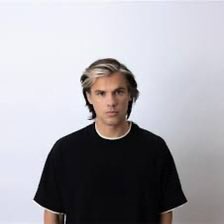 alainpaulweber's tweet photo. Orelsan franchit une ligne rouge en appelant à la mort des convives du Canon français

Confortablement installé dans son studio, Orelsan vient de livrer un freestyle glaçant. Le rappeur y formule sans ambiguïté son vœu de voir les participants du Canon français périr étouffés pendant leur rassemblement à Caen. Il les couvre au passage d'insultes, « fachos », « sales beaufs », comme si ces mots suffisaient à justifier un appel au meurtre.

Qui sont les cibles de cette violence verbale ? Des citoyens ordinaires, attachés à leurs racines et à leur région. Ils sont des millions en France à apprécier ce que propose le Canon français. Il n'y a rien de répréhensible, et encore moins de dictatorial, à aimer la charcuterie, à porter un béret et à écouter de la chanson française. C'est simplement honorer notre héritage commun.

L'ironie est cruelle : Orelsan a bâti sa carrière aussi grâce aux euros de ceux qu'il accable aujourd'hui. Ces millions de Français, dont une bonne partie a acheté ses albums, ont financé son ascension. Quelle ingratitude abyssale. Il aurait dû apposer un avertissement sur ses disques : « Interdit aux non-antifas, ne me faites pas vivre si vous n'êtes pas des nôtres ». Plutôt que cela, il piétine son propre public avec un mépris sans nom.

Evidemment , la gauche en fait ses choux gras, mais leur amalgame ne prend plus. Traiter quiconque défend notre art de vivre de « facho » est leur unique stratagème pour nous réduire au silence. Cette minorité vociférante et venimeuse est le véritable péril intérieur.

Non Orelsan, nous ne détournerons pas le regard. Nous sommes des millions à aimer le Canon français.