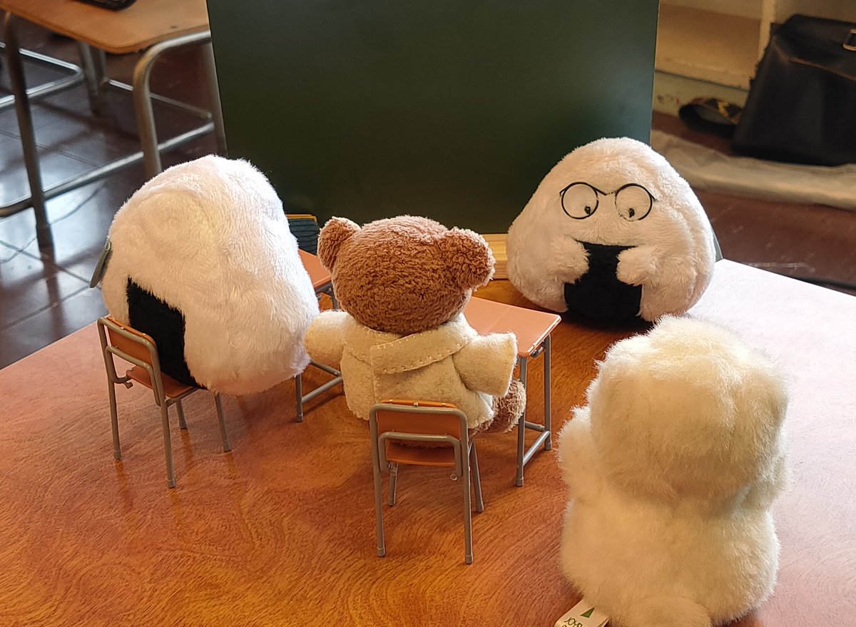 husunkusu's tweet photo. ぬいぐるみの学校まとめ③

みんなで授業を受けて、ノートをとって卒業テストに挑みました✌️🍙📝🧸✌️

#ぬいぐるみの学校
#ぎゅっとおにぎりさん https://t.co/DVyRNJg60x