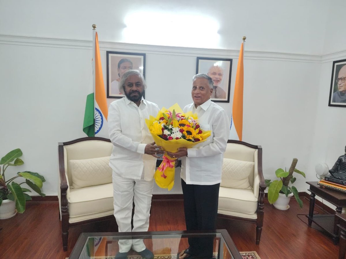 eshwar_khandre's tweet photo. ನವದೆಹಲಿ ಪ್ರವಾಸದ ಸಂದರ್ಭದಲ್ಲಿ ಇಂದು ಕೇಂದ್ರದ ಜಲಶಕ್ತಿ ಹಾಗೂ ರೈಲ್ವೆ ರಾಜ್ಯ ಸಚಿವರಾದ ಶ್ರೀ @VSOMANNA_BJP ಅವರನ್ನು ಅವರ ಕಚೇರಿಯಲ್ಲಿ ಸೌಹಾರ್ದಯುತವಾಗಿ ಭೇಟಿ ಮಾಡಿದೆನು.

ಈ ಸಂದರ್ಭದಲ್ಲಿ ರಾಜ್ಯದ ರೈಲ್ವೆ ಅಭಿವೃದ್ಧಿ, ಹೊಸ ರೈಲು ಸೇವೆಗಳ ವಿಸ್ತರಣೆ, ಕಲ್ಯಾಣ ಕರ್ನಾಟಕ ಭಾಗದ ರೈಲ್ವೆ ಮೂಲಸೌಕರ್ಯ ಅಭಿವೃದ್ಧಿ ಹಾಗೂ ಗ್ರಾಮೀಣ ಪ್ರದೇಶಗಳ���್ಲಿ ಕುಡಿಯುವ ನೀರಿನ ಯೋಜನೆಗಳನ್ನು ಮತ್ತಷ್ಟು ಪರಿಣಾಮಕಾರಿಯಾಗಿ ಅನುಷ್ಠಾನಗೊಳಿಸುವ ಕುರಿತು ಚರ್ಚೆ ನಡೆಸಲಾಯಿತು.