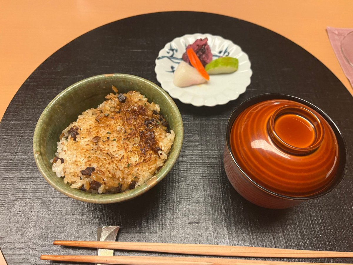 watarusekenno's tweet photo. 先日の会食

近江牛 焼き加減はレア
ソースは左から
カレー風味のスパイシーソース
トマトチリソース
わさび、醤油
大根おろし&amp;ポン酢
藻塩、岩塩

〆はガーリックライスと赤だし

他、
カレドニア産エビ、カジキマグロの鉄板焼きソテー
天ぷら
デザートは自家製黒豆アイス他５種

美味しかったです https://t.co/gnMyVohMlW