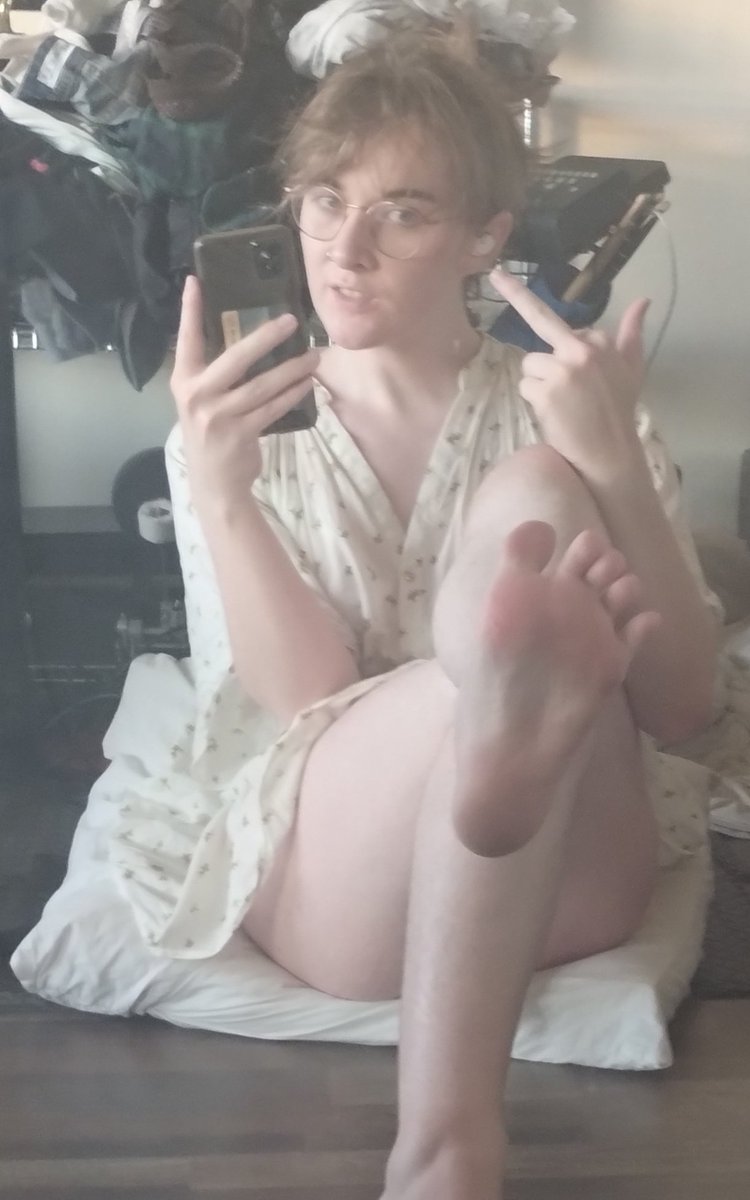 _nuwun's tweet photo. U wish u could huff a loser girls feet huh? https://t.co/3YyqTVNwC5