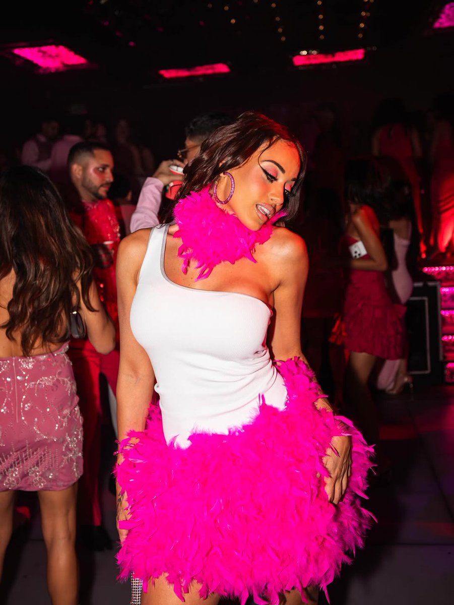 catherinepaf3f2's tweet photo. Una salidita con Mis amigas y se me reinicia la Vida 😌🥰💖🥹🌸

Seguimos con las fotos del Pink Party de  o sea el verdadero party 💖💅💓🌸🍬🧞‍♀️🩷🎀👛🦩🩰🎟️

Falda: Creada por MIs manitas 🥰
Top:
Accessories:
Make up @
Hair: https://t.co/HCAtExp8en