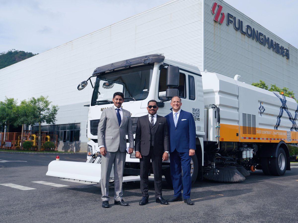FujianLongma's tweet photo. 🚛 FULONGMA Delivery Ceremony Held! High-speed wash & sweep trucks, multi-functional dust suppression trucks & high-pressure cleaning trucks are ready for Saudi Arabia. 🇸🇦 Built for hot, dusty streets. Ready to clean. #FULONGMA #SaudiArabia #sweeper https://t.co/7p03pnfDQn