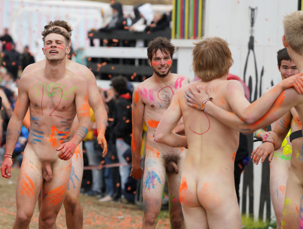 D4ddyBe4r1909's tweet photo. Naked Run
at Roskilde Festival, Denmark

(2/2) https://t.co/EqYzQPmdBC