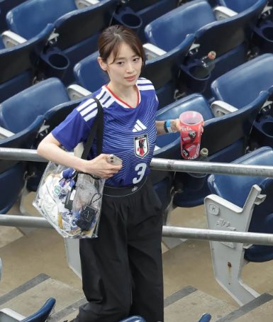 loop_clips's tweet photo. 試合後に妻・泉里香さんとハグをする谷口彰悟。

ずっと応援してくれた人のところへ真っ先に向かう感じも、
言葉より先に抱きしめる感じも素敵すぎる。 https://t.co/cPnTOra2Lw