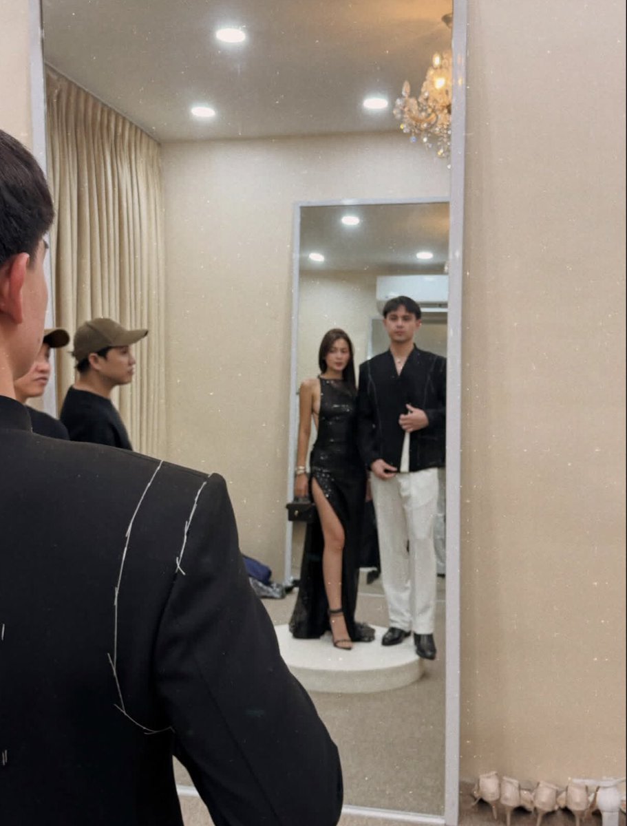 onlyforazr's tweet photo. TANGINA FITTING PA LANG YAN PERO GRABE NA AWRA AND VISUALS NILANG DALAWA https://t.co/Cg5dm4NfXY
