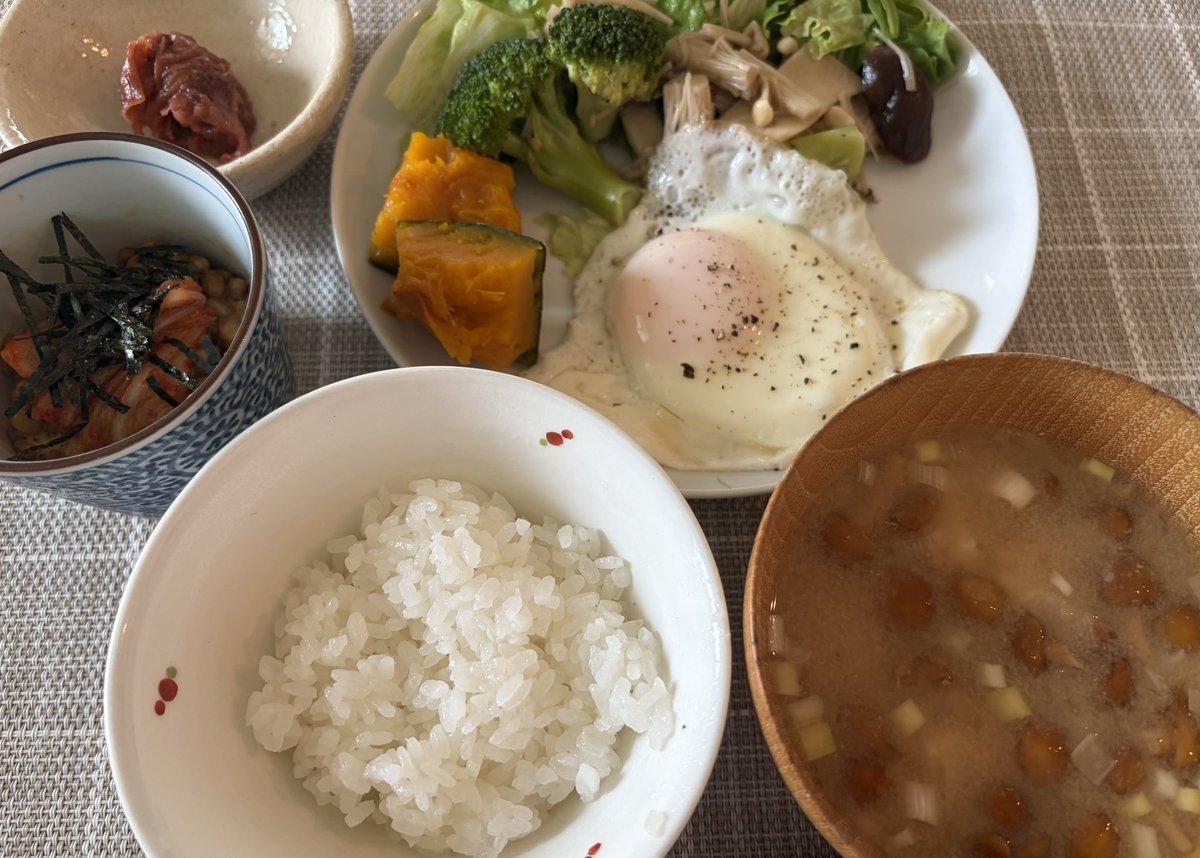 sofinone's tweet photo. 今日のおうちごはん　
目玉焼き定食
週2回は卵料理が主役ということが
判明しました
なめこ汁も好きですね
#おうちごはん https://t.co/3qQpW5bJjU