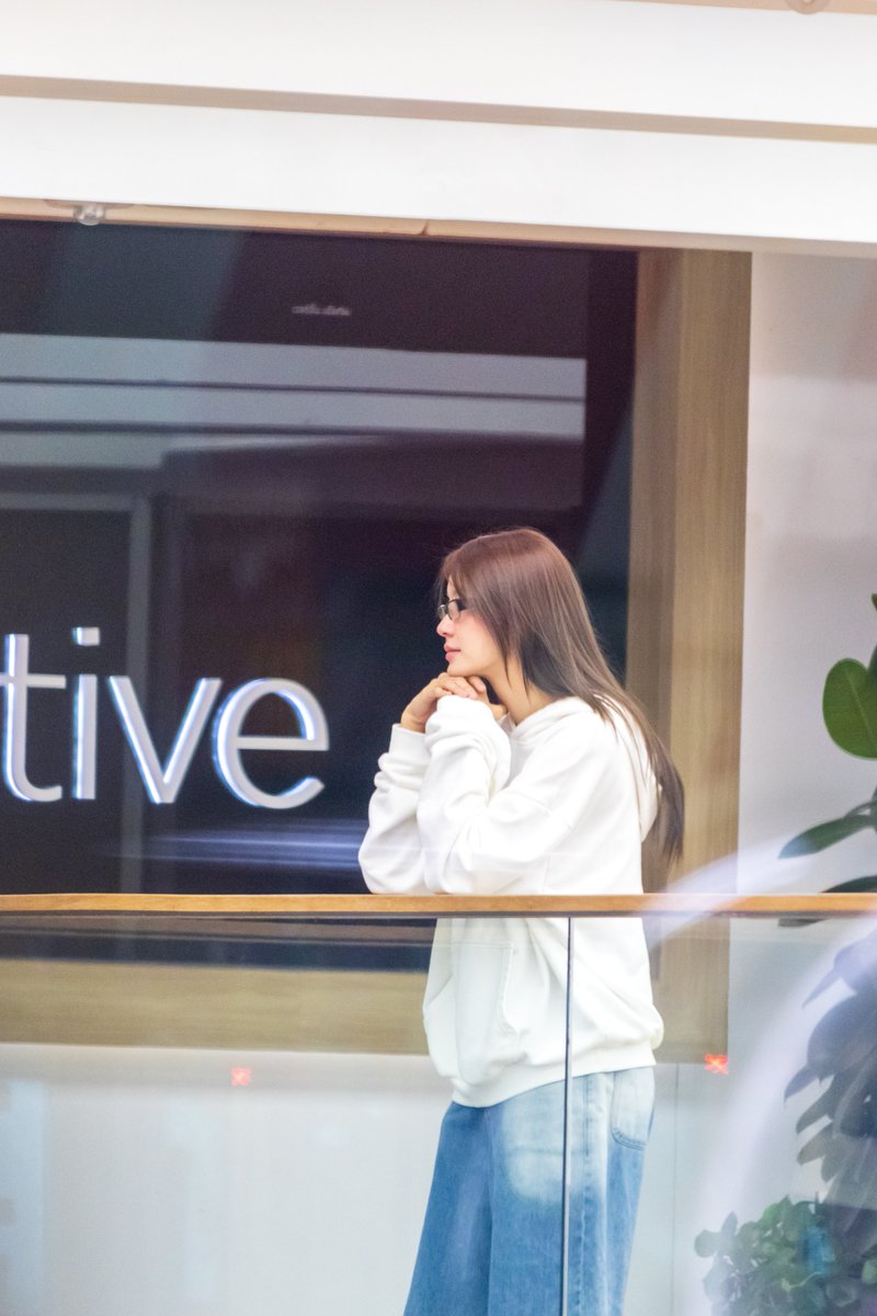 Cherry_C_Nat's tweet photo. เฮ้ย ลองทำตามแอคนี้แล้วสุดจริงอ่ะ ลบเงากระจกหายเกือบหมดเลย 😭🥰 //ภาพนี้คือถ่ายผ่านรั้วกระจกของห้าง https://t.co/KCTyg2roq8