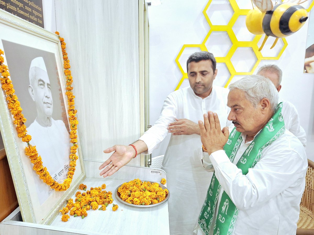 _satyendratomar's tweet photo. आज किशनपुर बराल, जनपद बागपत में श्री जयदेव सिंह जी (उपसभापति, रमाला शुगर मिल) द्वारा आत्मीय स्नेह एवं सम्मान के साथ किए गए भव्य स्वागत से मैं अत्यंत अभिभूत हूँ। आपके स्नेह, सम्मान और शुभकामनाओं के लिए हृदय की गहराइयों से हार्दिक धन्यवाद। 🙏💐 https://t.co/QMJwbntk7e