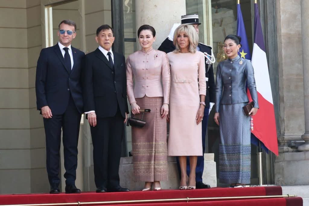 Shi_147's tweet photo. 👑​🇹🇭🇫🇷🏰​ ๒๙ มิถุนายน​ ๒๕๖​๙ ในหลวง​และ​พระราชินี​ เสด็จ​ฯ​พร้อมด้วย​ เจ้าฟ้าสิริวัณณวรี ถึงทำเนียบประธานาธิบดี ณ ที่นั้นปธน.ฝรั่งเศส และ ภริยา เฝ้ารับเสด็จ และมีพระราชปฏิสันถาร ทรงทอดพระเนตรเอกสารสำคัญทางประวัติศาสตร์เกี่ยวกับความสัมพันธ์
#เรารักสถาบันพระมหากษัตริย์ https://t.co/MA6K40zTTT