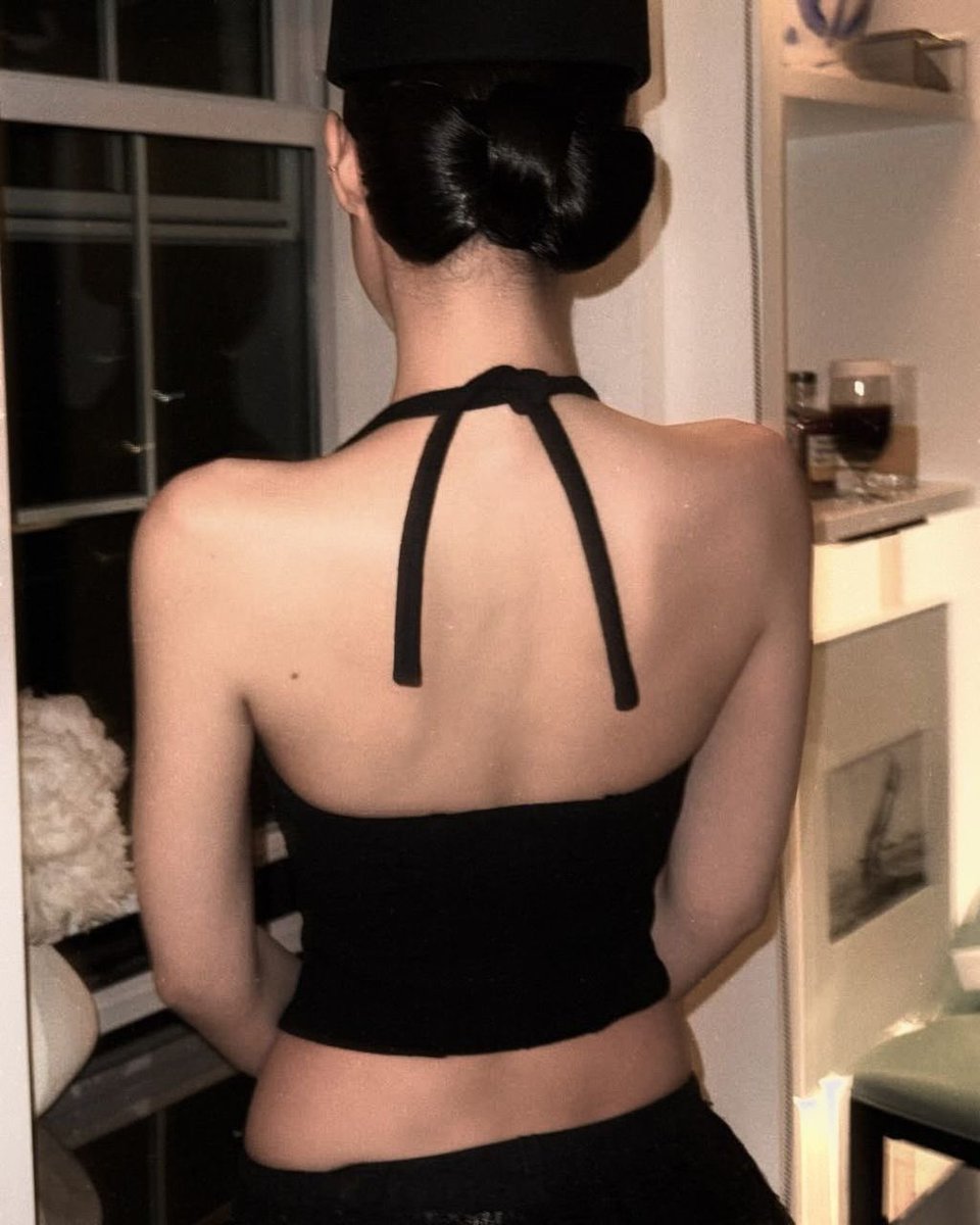 yk2aii's tweet photo. JENLISA BACK DIMPLES https://t.co/ioL2OaYYcQ