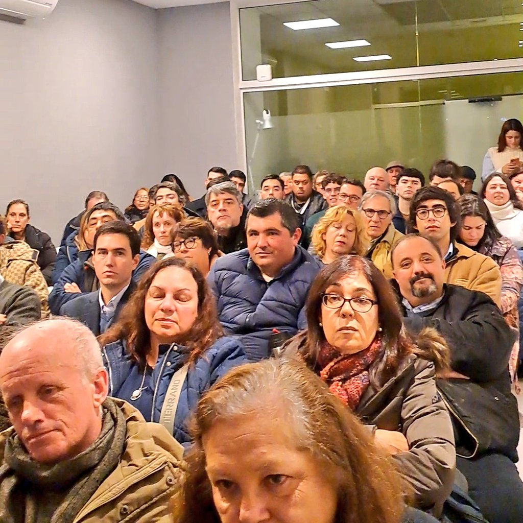 Fatilara_40's tweet photo. A casa llena.
Hoy compartimos un gran plenario con el Dr.@turkabdala junto a nuestros diputados y senadores. Cada encuentro reafirma el compromiso de seguir construyendo, escuchando y trabajando por el pais.
@ESPACIOCUARENTA @GabrielGianoli @JavierGarcia_Uy @PNACIONAL https://t.co/p5HBGI1YLU