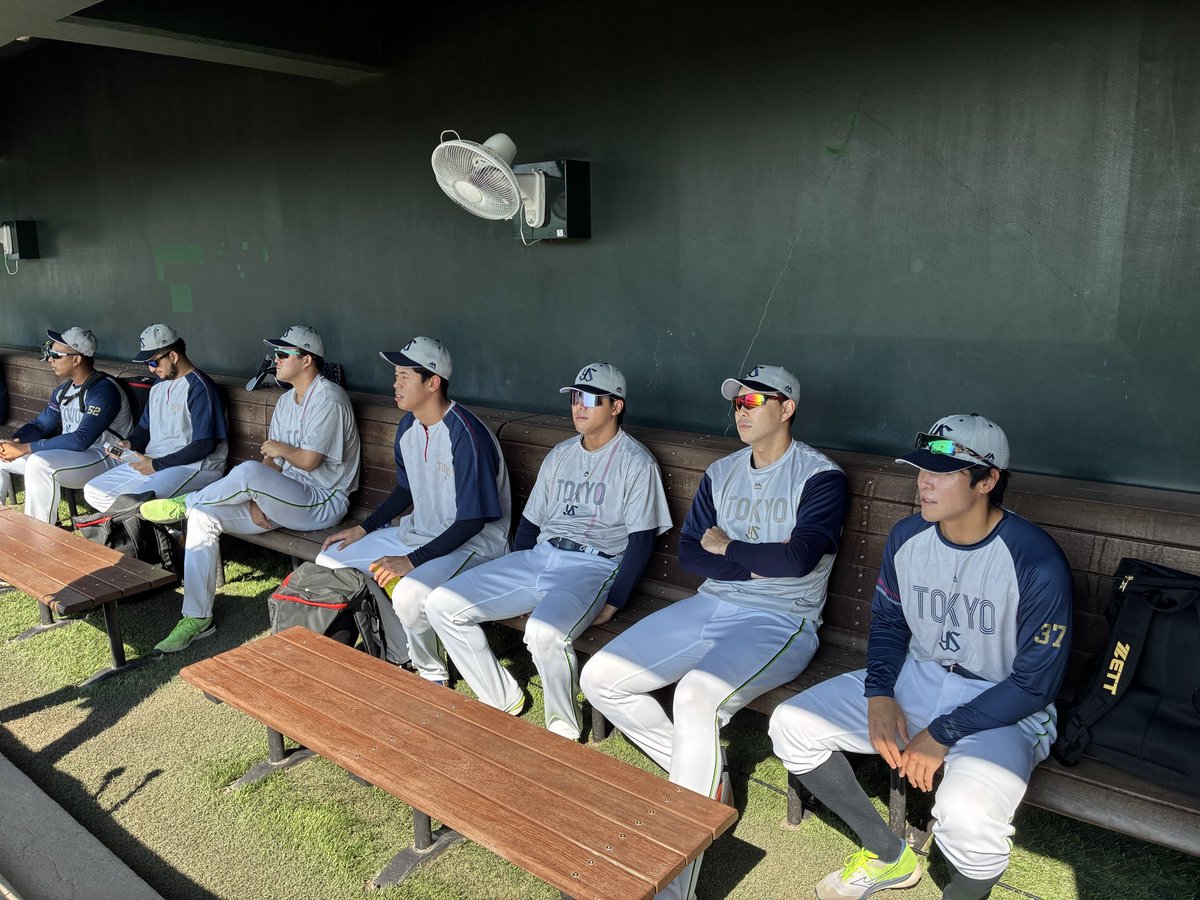 swallowspr's tweet photo. 読売ジャイアンツの練習を
見学中

#swallows #燕心全開 https://t.co/dPwugRM3i3