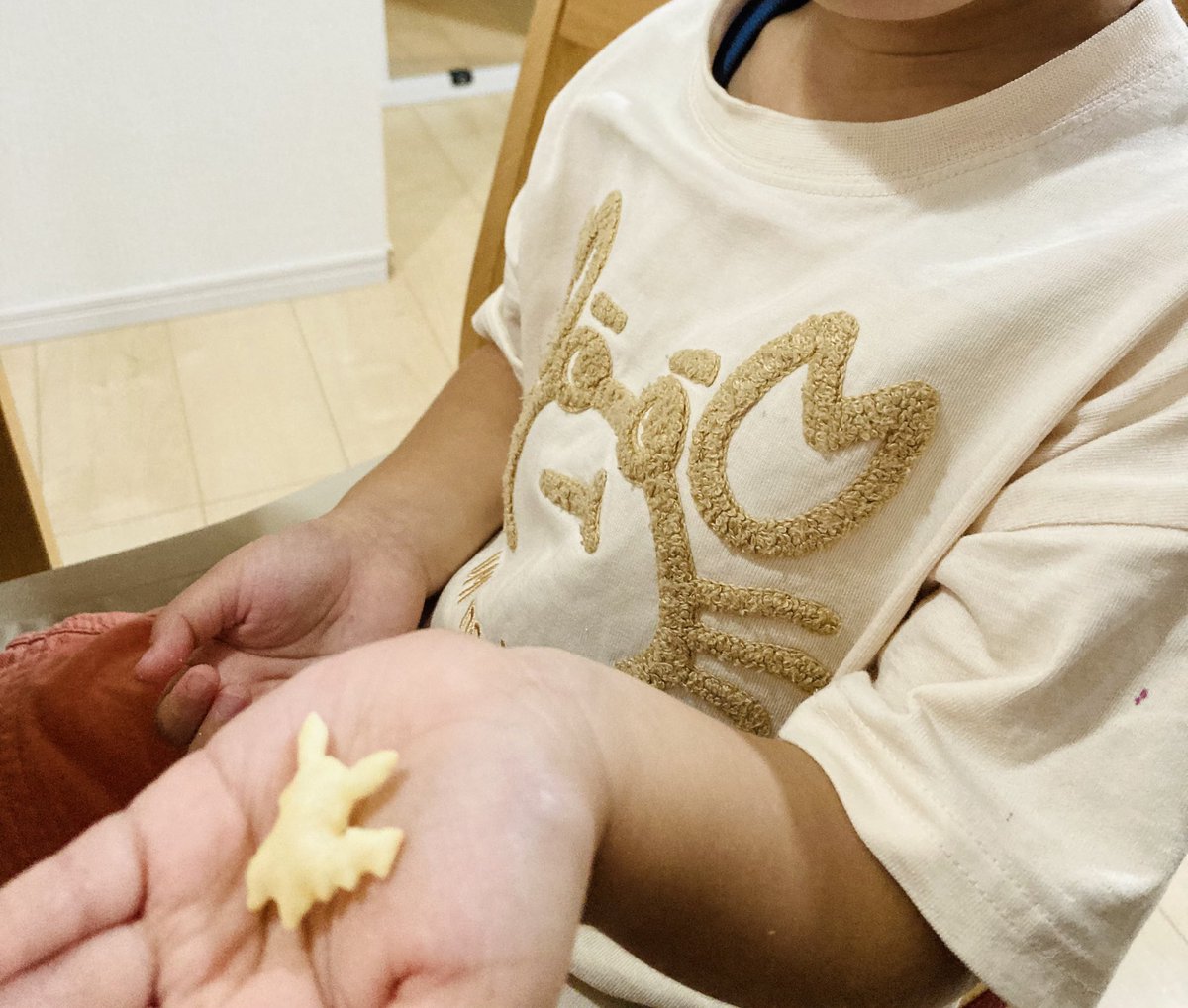 rab_rin's tweet photo. ポケモンのおっとっと

これは何〜！？と言いながら楽しく食べてた！
パパに見せたいって箱に入れて残してたけど夜になるからニャオハひとつだけにしてもらった😂 https://t.co/p6c8i1rvLV