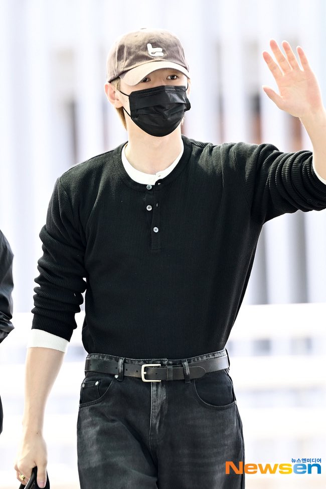 PSHGlobalTeam's tweet photo. [NAVER ARTICLE] 260630

Sunghoon departing from Incheon International Airport for ENHYPEN’s ‘BLOOD SAGA’ World Tour in São Paulo, Brazil.

React (first reaction), Recommend, & Share this article with Sunghoon’s hashtags!

“Even a simple wave of the hand exudes overwhelming charisma”
🔗 https://t.co/hTIDEJ2s31

#엔하이픈_성훈 #SUNGHOON 
#성훈 #ENHYPEN_SUNGHOON 
@ENHYPEN_members @ENHYPEN